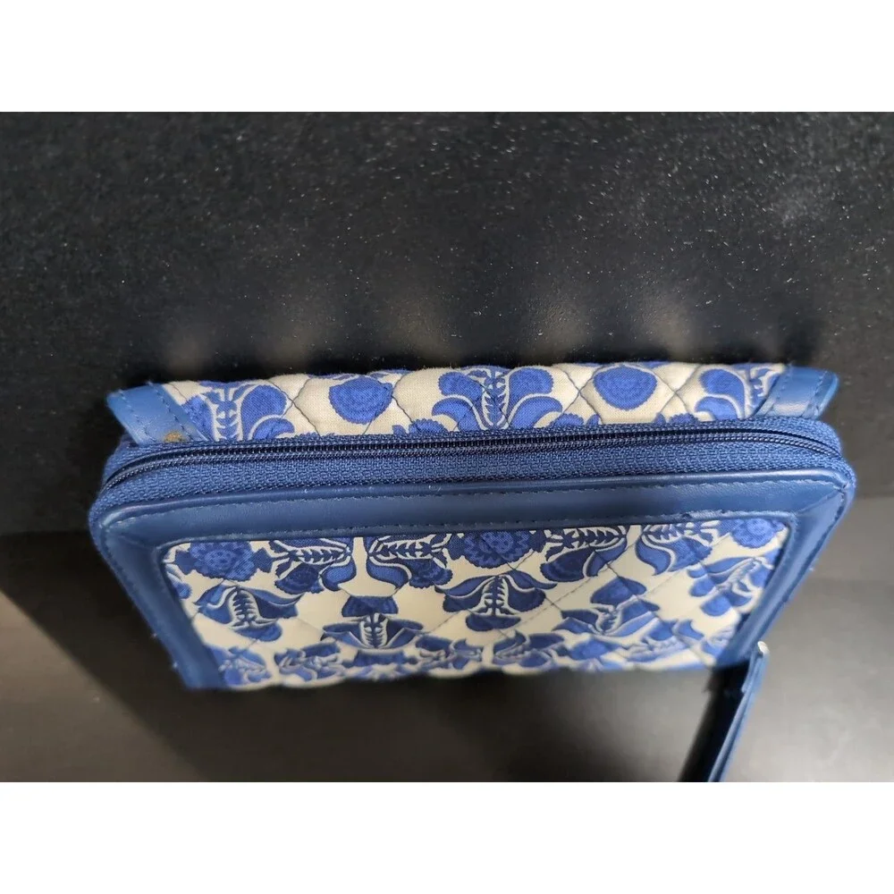 VERA BRADLEY COBALT BLUE TILES WRISTLET WALLET TRIFOLD ID SLOTS CARD CASH - Picture 5 of 16